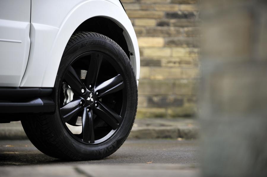  Mitsubishi Shogun Black 2012 года  (UK) (фото 37 из 85)